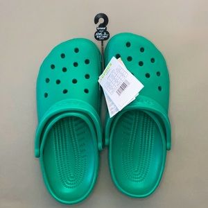 Crocs classics Size M7/W9 in Deep Green